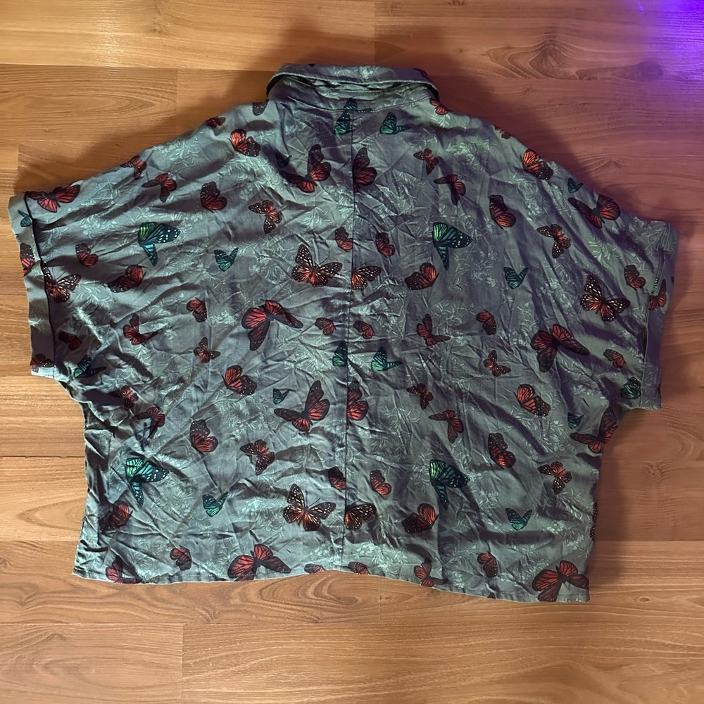 Hot Topic Sage Green Short Sleeve Button-Down Shirt with Butterfly Print - Picture 8 of 8